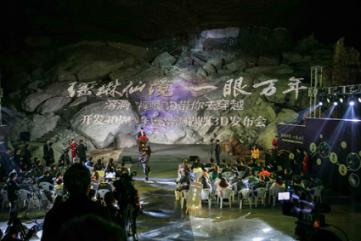 42岁郭晶晶拿下新代言！小腿粗壮满腿伤痕，冷风中站台太辛苦！